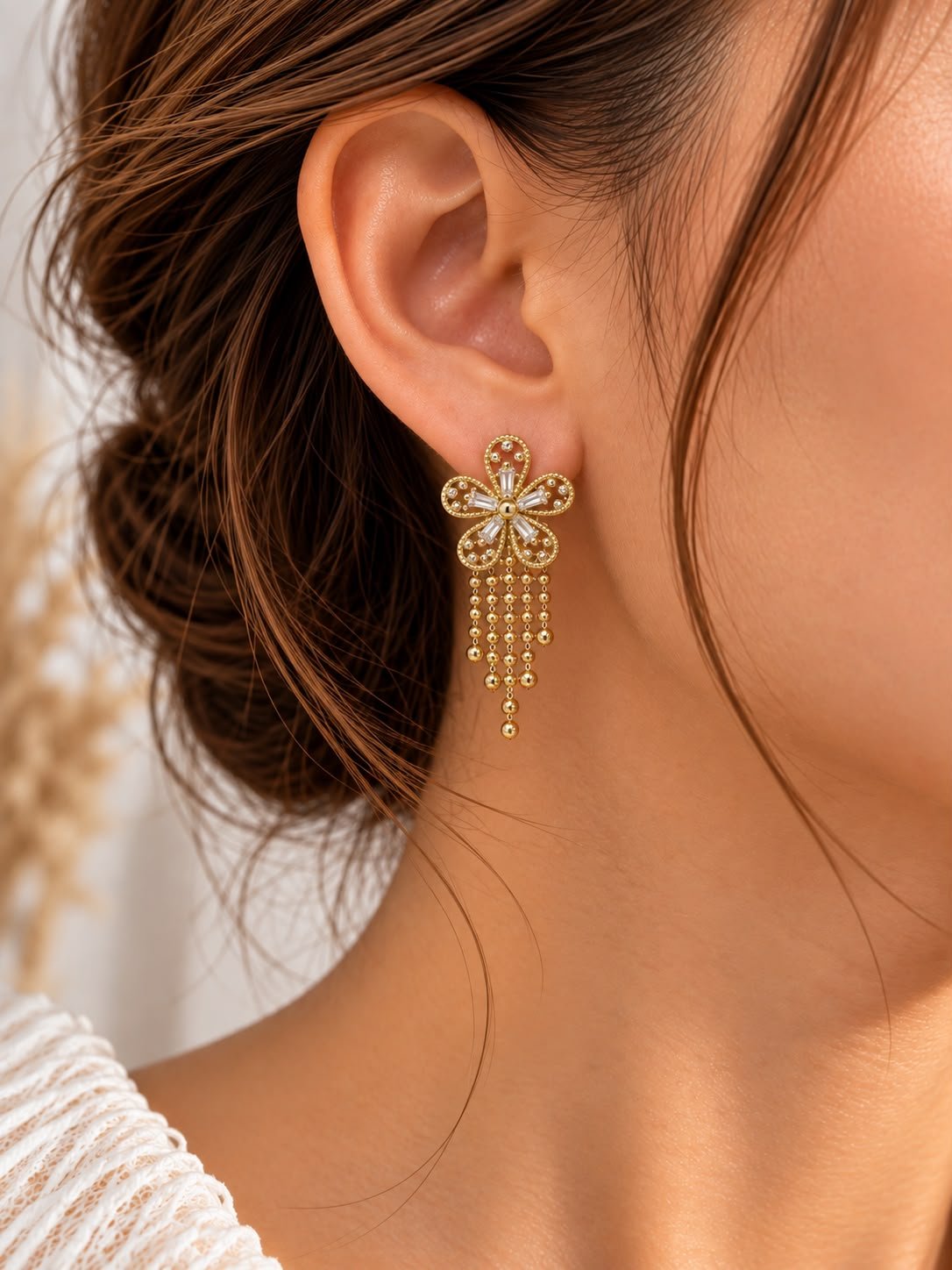 Çiçek Motifli Taşlı Gold Sallantılı Küpe